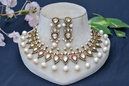 Stunning pearl and gold jewelry set on a mannequin display, ideal for fashion and jewelry marketing.