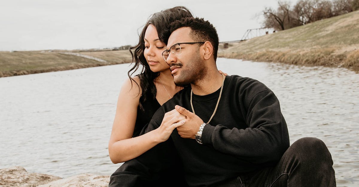 Couple en pleine séduction au bord d'un étang.